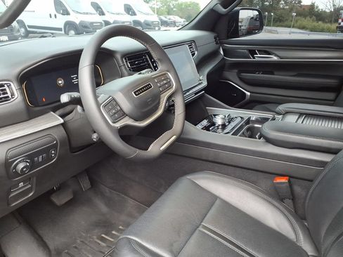 Used 2024 Jeep Wagoneer Series III w/ Premium Group I AWD/4WD image 9