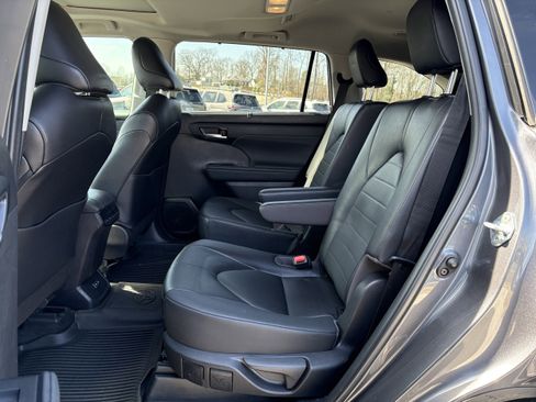 Used 2023 Toyota Highlander XLE image 46