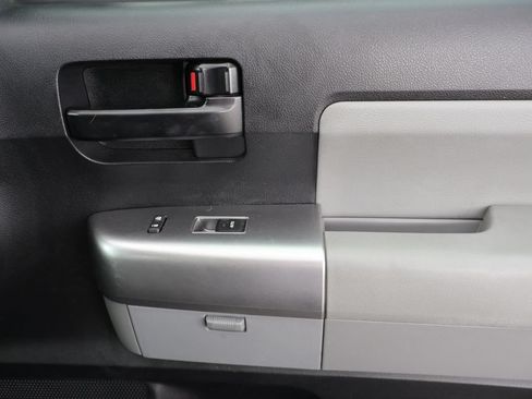 Used 2019 Toyota Sequoia SR5 AWD/4WD image 43