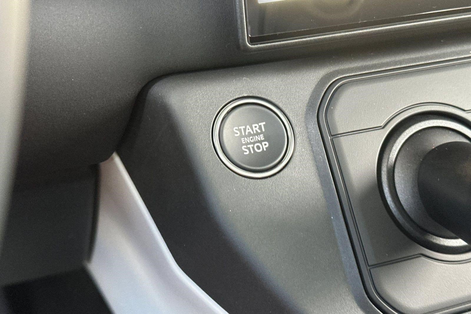 New 2026 Land Rover Defender 130 X-Dynamic SE AWD/4WD image 17