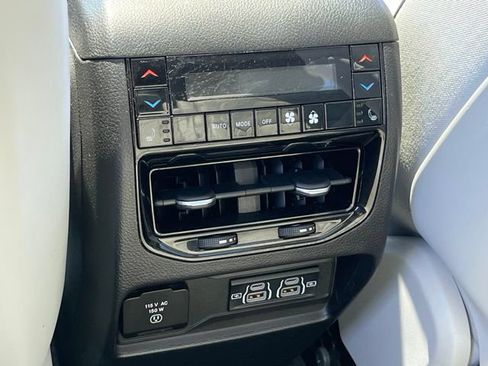 Used 2022 Jeep Grand Cherokee Overland w/ Luxury Tech Group IV AWD/4WD image 27
