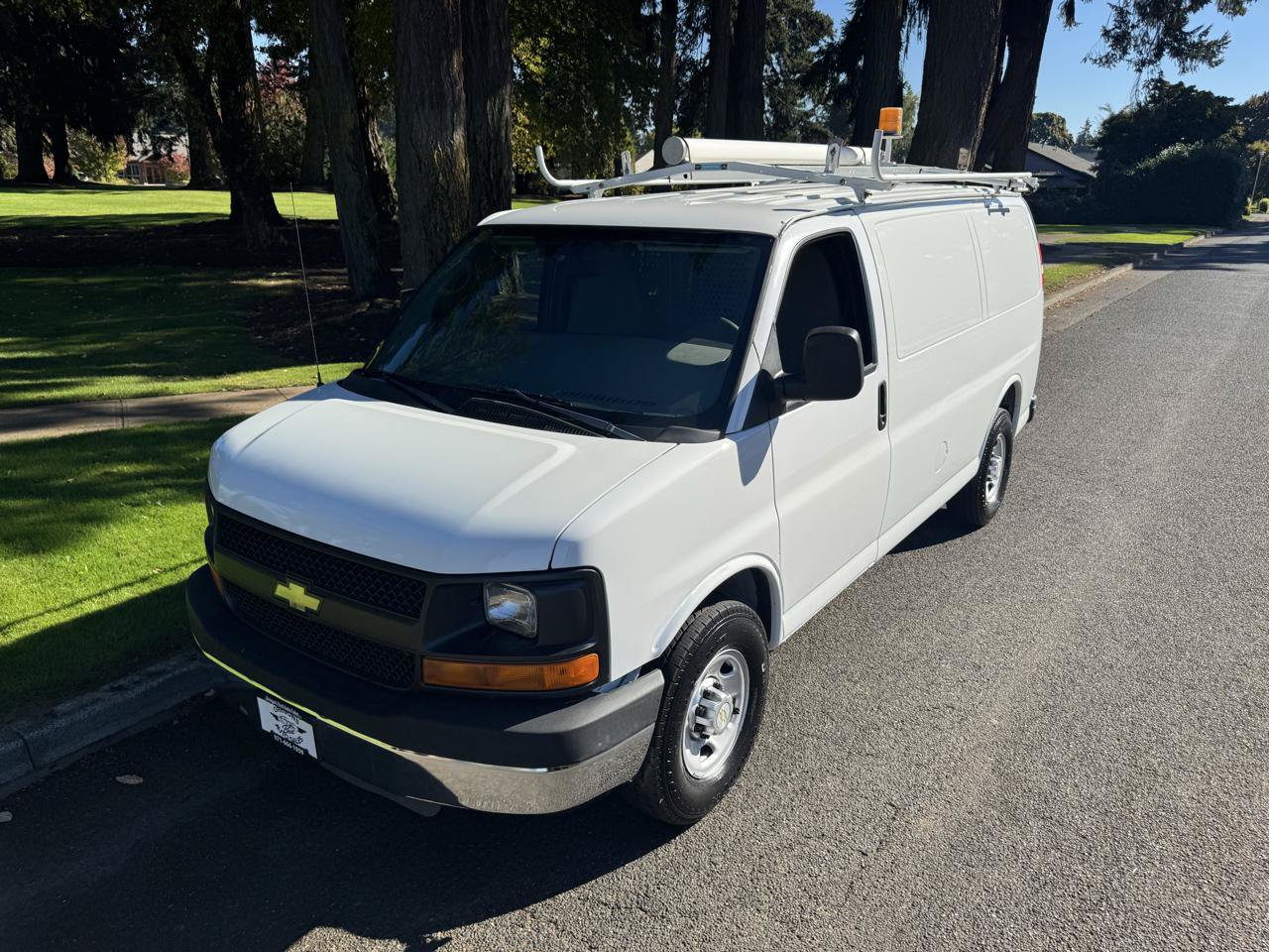Used 2010 Chevrolet Express 2500 RWD image 9
