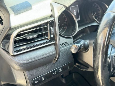 Used 2021 Toyota Camry SE w/ Carpet Mat Package (TMS) FWD image 14