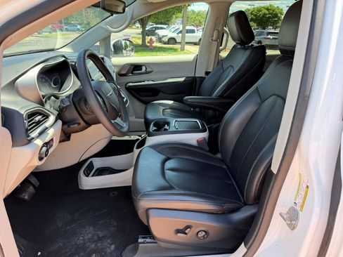 Used 2023 Chrysler Pacifica Touring-L FWD image 13