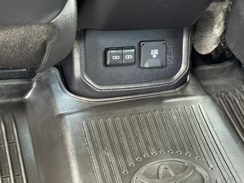 Used 2022 Toyota Highlander Limited FWD image 17