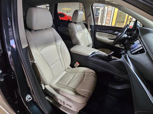 Used 2020 Buick Enclave Essence image 10