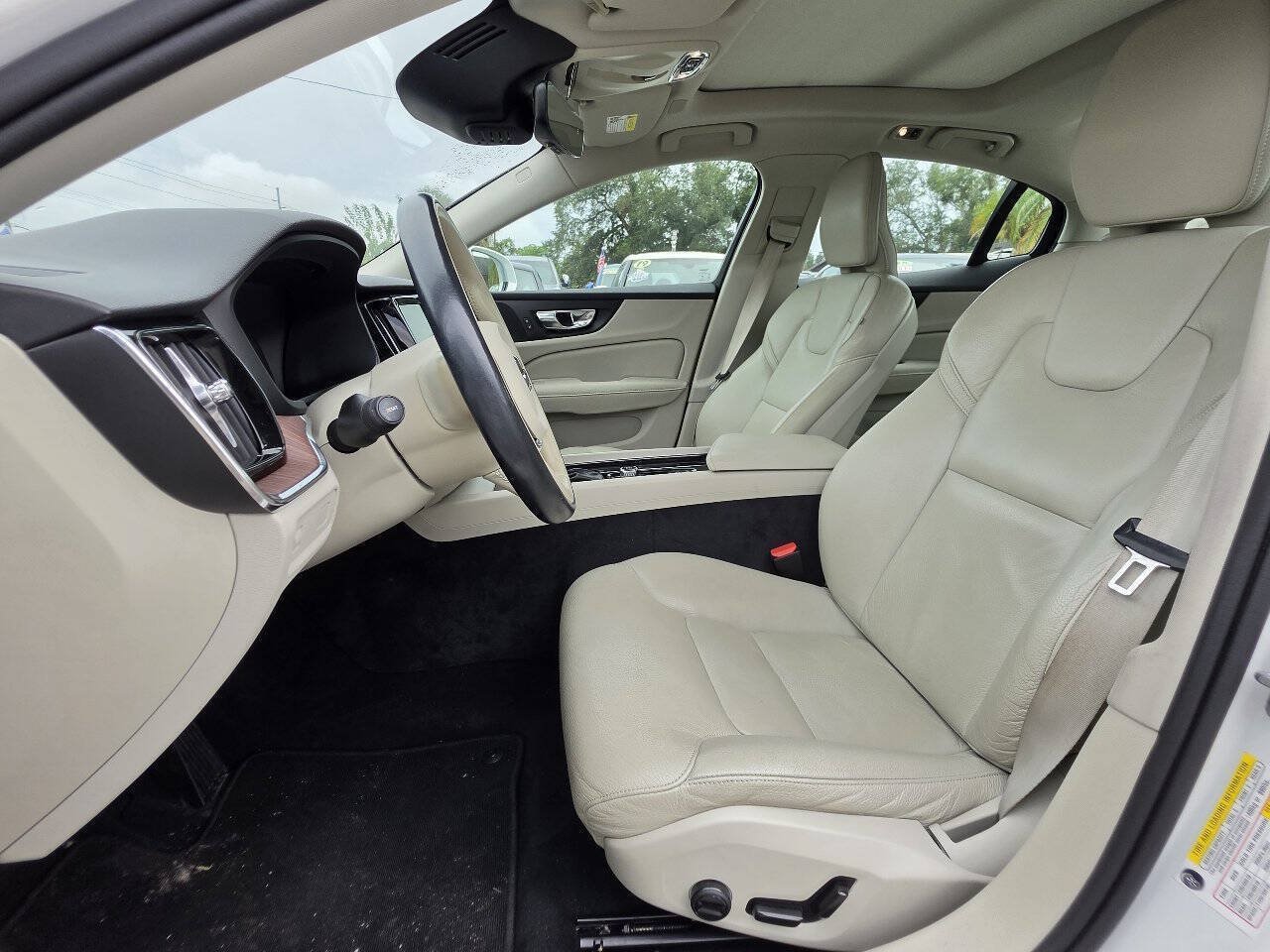 Used 2021 Volvo S60 T5 Momentum w/ Premium Package FWD image 9