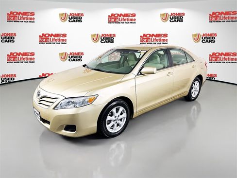 Used 2010 Toyota Camry LE image 10