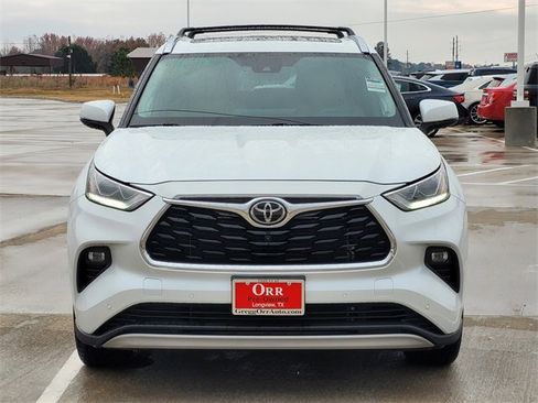 Used 2022 Toyota Highlander Platinum image 2