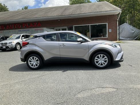 Used 2019 Toyota C-HR LE FWD image 4