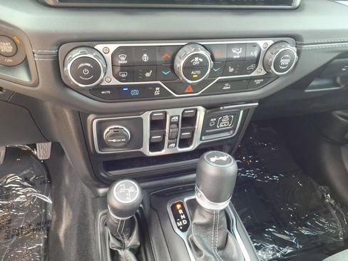 Used 2025 Jeep Wrangler Unlimited Sahara AWD/4WD image 13