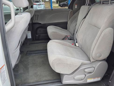 Used 2017 Toyota Sienna LE FWD image 11