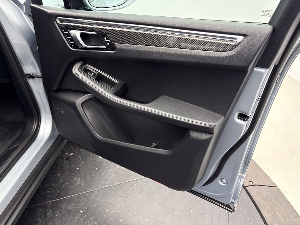 Certified 2023 Porsche Macan AWD/4WD image 23