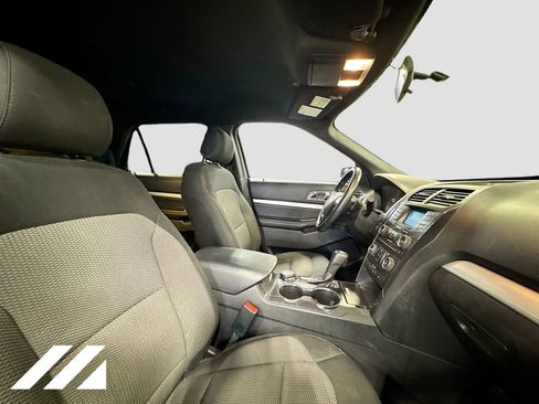Used 2017 Ford Explorer XLT AWD/4WD image 29
