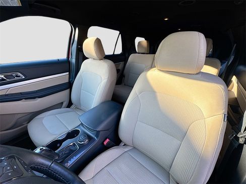 Used 2017 Ford Explorer XLT image 17