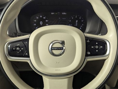 Used 2020 Volvo XC90 T5 Momentum w/ Protection Package Premier image 17