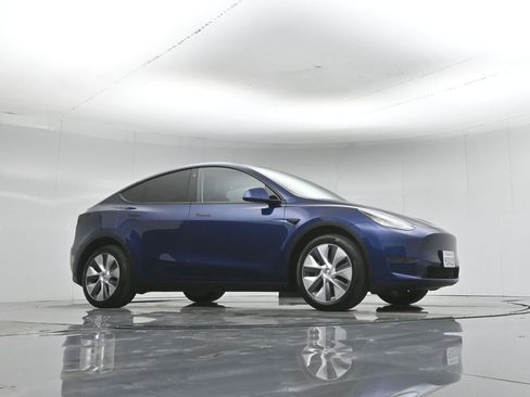 Used 2023 Tesla Model Y Long Range AWD/4WD image 2