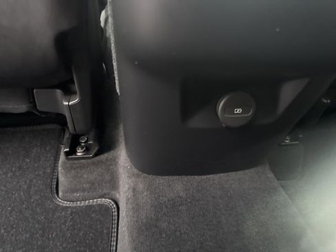 Used 2025 Volvo XC90 B5 Plus w/ Protection Package Premier image 36