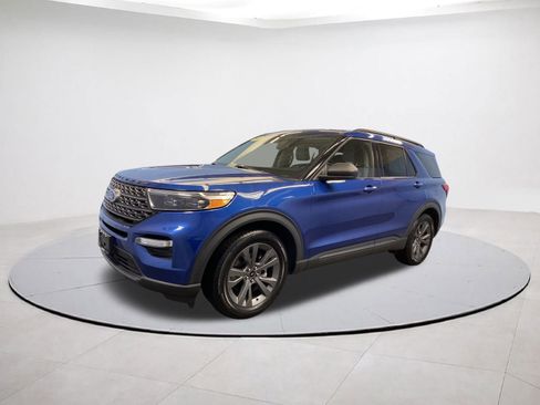 Used 2021 Ford Explorer XLT w/ Equipment Group 202A image 2