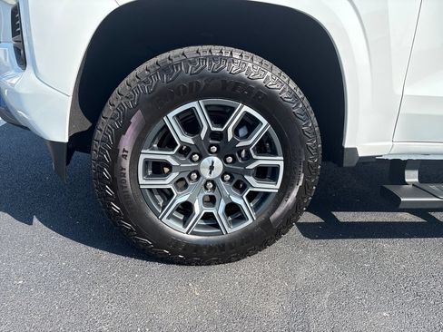 Used 2025 Chevrolet Colorado Z71 w/ Z71 Convenience Package 2 AWD/4WD image 10