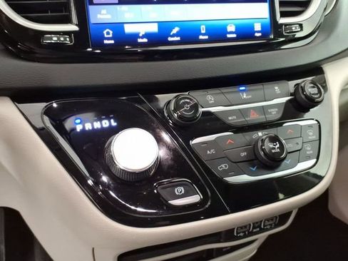 Used 2022 Chrysler Pacifica Touring-L FWD image 21