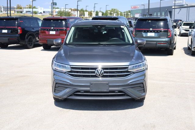 Used 2023 Volkswagen Tiguan SE w/ Panoramic Sunroof Package FWD image 2