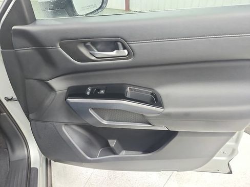 Used 2025 Nissan Pathfinder SL FWD image 39