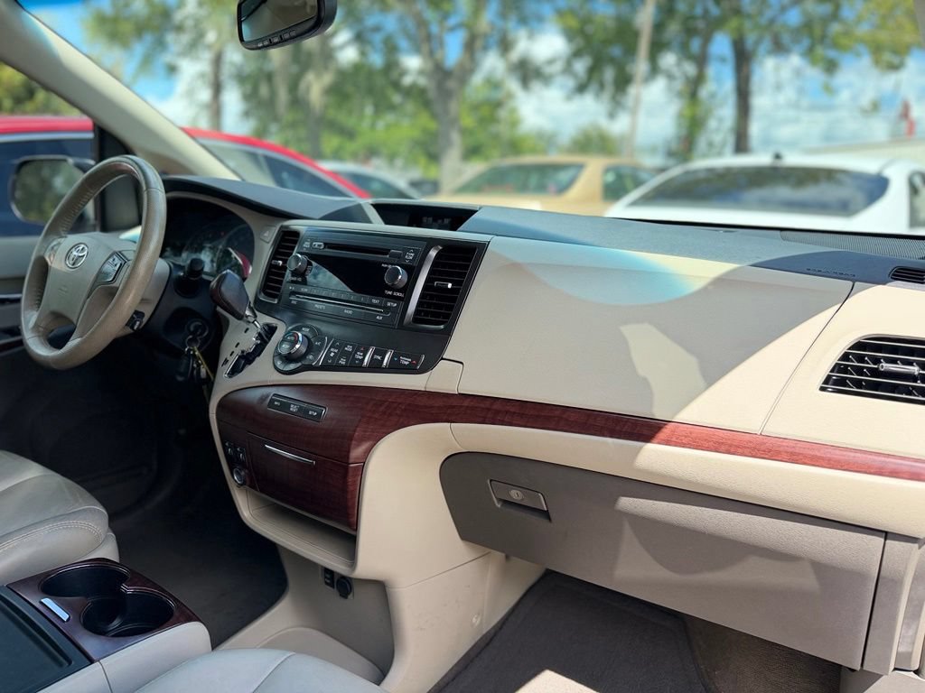 Used 2014 Toyota Sienna XLE FWD image 17