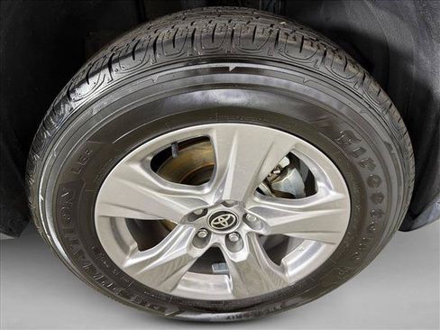 Used 2025 Toyota RAV4 XLE FWD image 12
