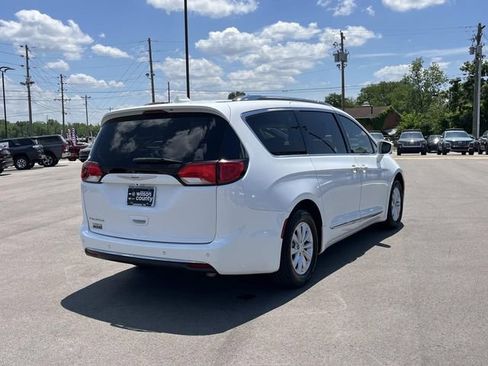 Used 2018 Chrysler Pacifica Touring-L FWD image 5