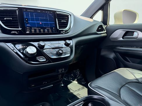 Used 2019 Chrysler Pacifica Limited w/ S Appearance Package FWD image 60