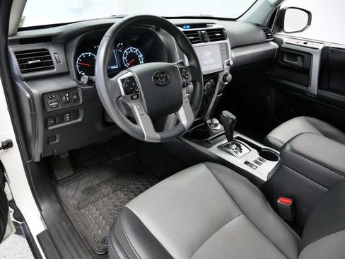 Used 2020 Toyota 4Runner SR5 Premium image 2