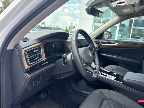 Used 2024 Volkswagen Atlas SE w/ Panoramic Sunroof Package FWD image 17