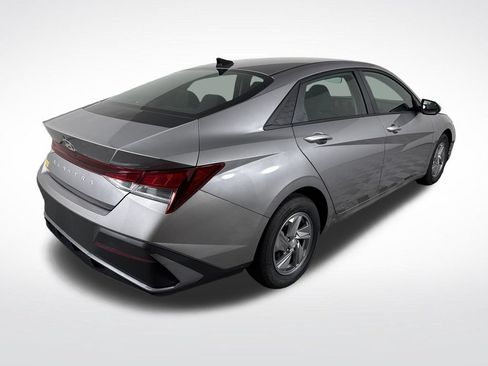 Certified 2024 Hyundai Elantra SE FWD image 3