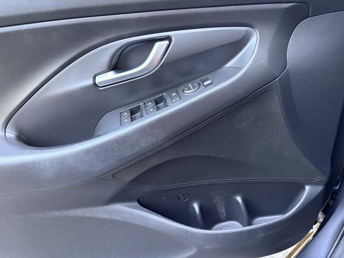 Used 2018 Hyundai Elantra GT FWD image 10