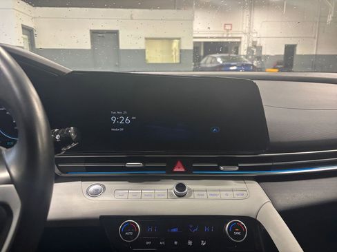 Used 2025 Hyundai Elantra Limited image 18