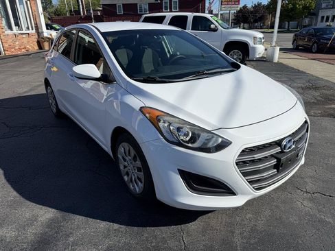 Used 2017 Hyundai Elantra GT FWD image 3