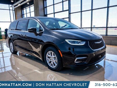 Used 2024 Chrysler Pacifica Touring-L FWD image 37