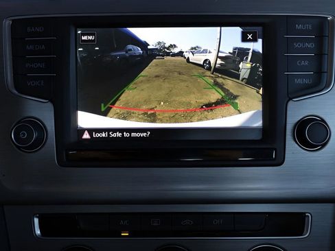 Used 2017 Volkswagen Golf S image 23