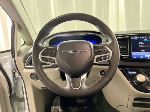 Used 2022 Chrysler Pacifica Touring-L image 19
