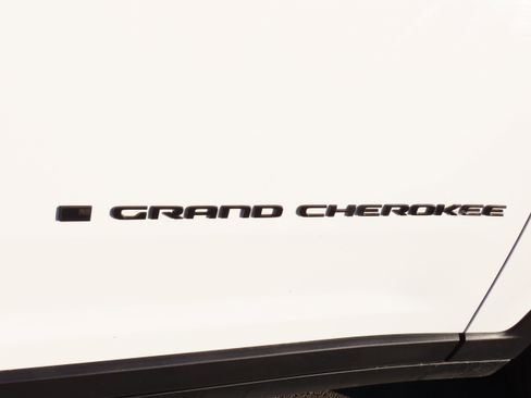 Used 2023 Jeep Grand Cherokee L Laredo image 9
