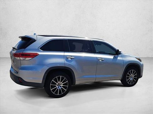 Used 2017 Toyota Highlander SE FWD image 5