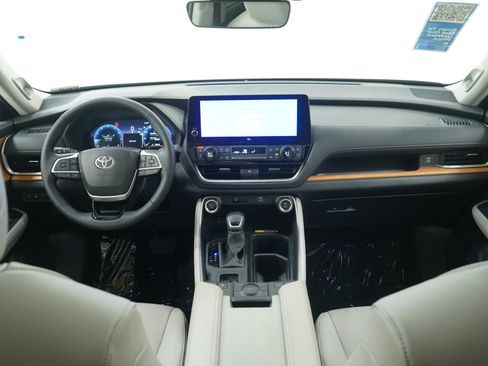 Used 2025 Toyota Grand Highlander AWD image 15