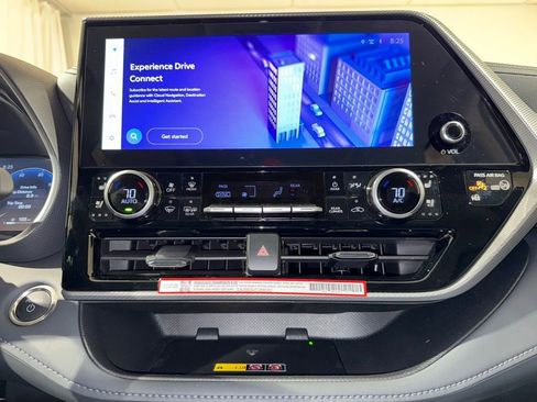 Certified 2025 Toyota Highlander Platinum image 29