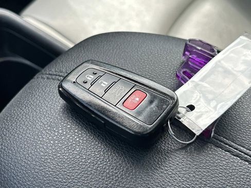 Used 2021 Toyota RAV4 XLE Premium image 31