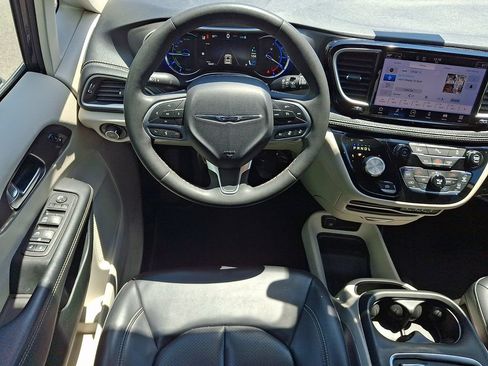 Used 2023 Chrysler Pacifica Touring-L FWD image 12