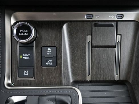Used 2024 Lexus GX 550 w/ Accessory Package (Z1) AWD/4WD image 17