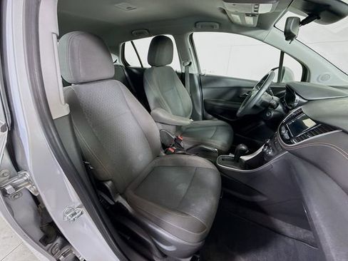 Used 2018 Chevrolet Trax LS image 28