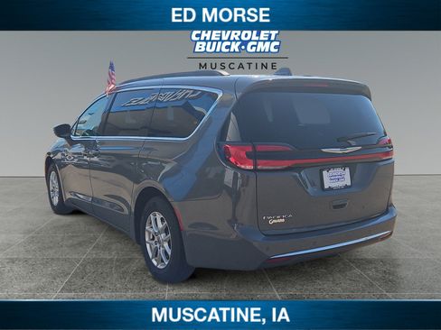 Used 2022 Chrysler Pacifica Touring-L FWD image 3