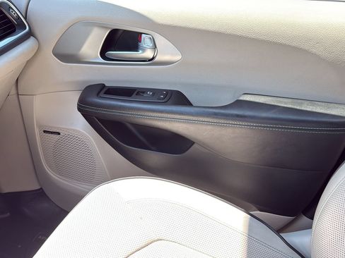 Used 2018 Chrysler Pacifica Limited w/ Advanced Safetytec Group FWD image 23